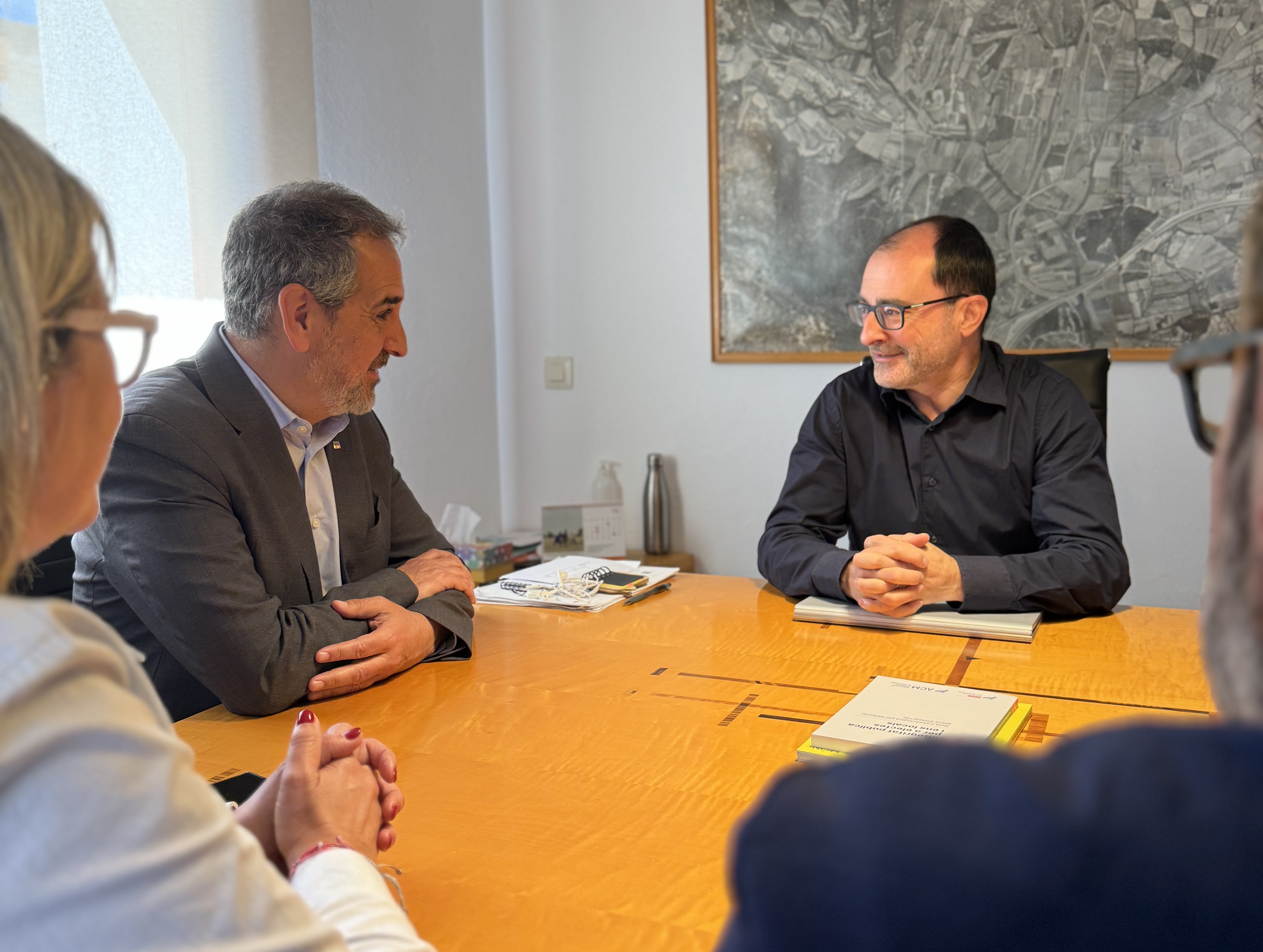 El delegat Joan Borràs es reuneix amb l’alcalde de Palafolls, Francesc Alemany.