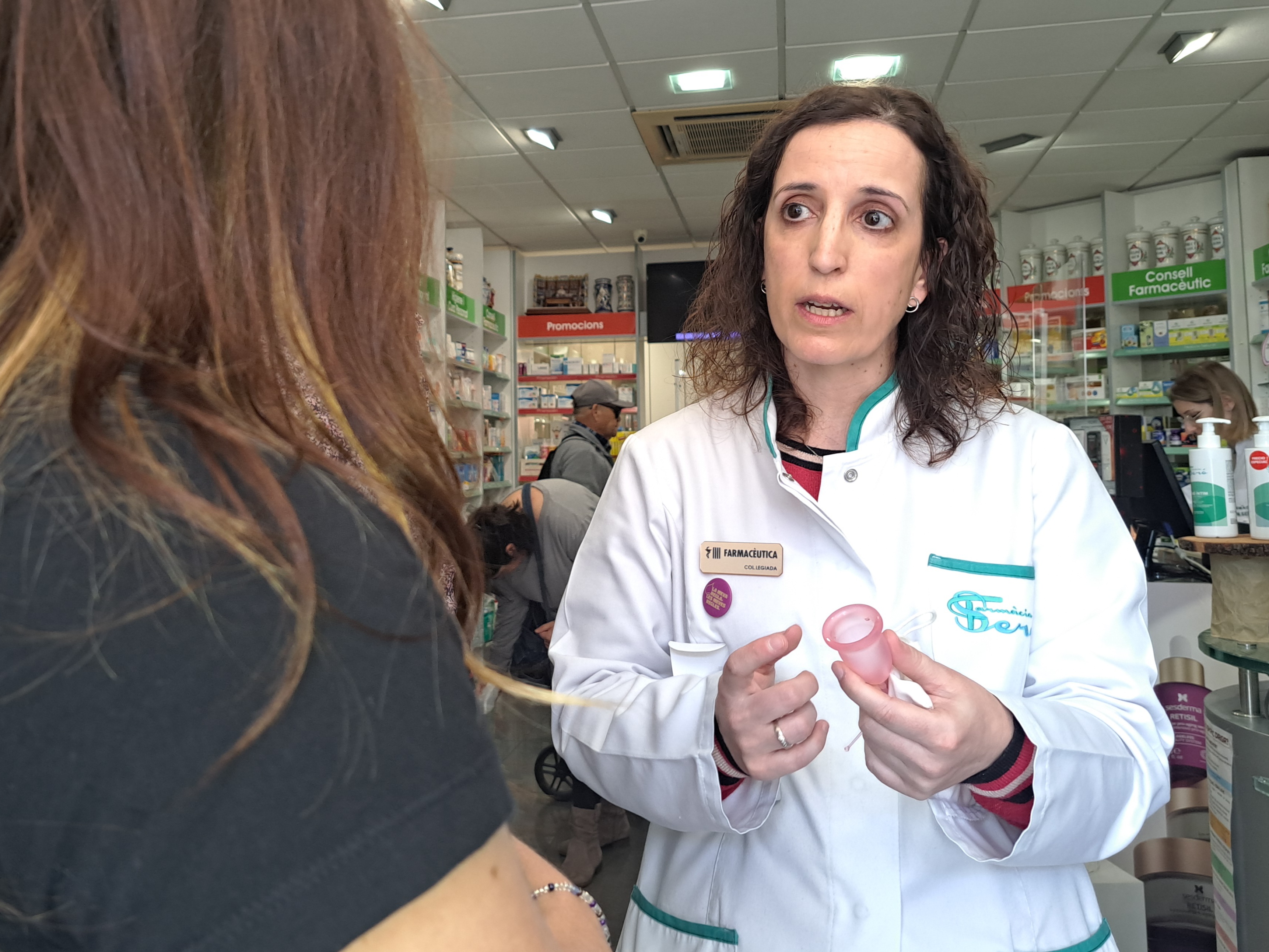La farmacèutica Èlia Esteve explica el funcionament d'una copa menstrual a una clienta