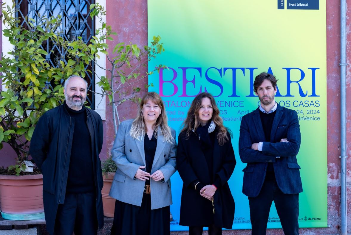 L’artista Carlos Casas; la consellera de Cultura, Natàlia Garriga; la comissària, Filipa Ramos; i Pere Almeda, director de l'Institut Ramon Llull.