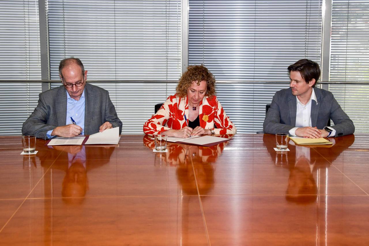 La consellera amb el director d’Expansió de negoci a Catalunya d’Alsa Ferrocarril, Pere Calvet, i el Direcció General de Transports i Mobilitat, Oriol Martori