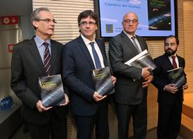 El president Puigdemont ha encapçalat la presentació del llibre. Autor: Jordi Bedmar