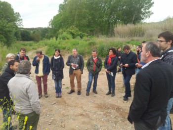 Els diputats i el director general, durant la visita.