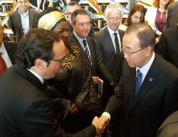 Minister Rull greets Ban Ki-moon