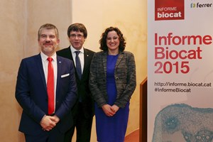El president Puigdemont, amb el director general de Biocat i la directora executiva de TO Health! (Autor: Jordi Bedmar)