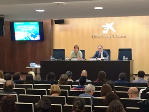 La consellera Bassa i el representant de l'Obra Social La consellera Bassa i el representant de l'Obra Social