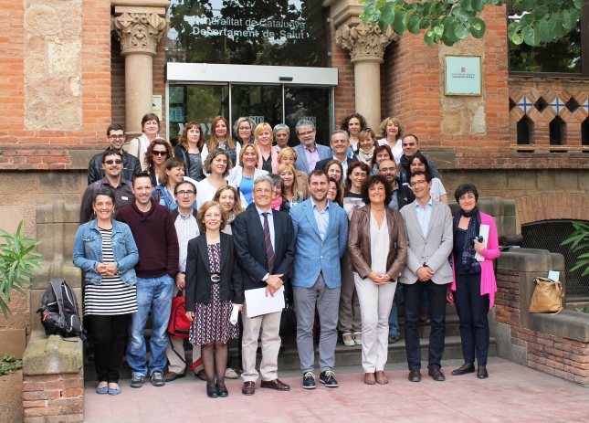 Foto de família a les portes del Departament de Salut, després de la finalització de la jornada de presentació del projecte APROP.