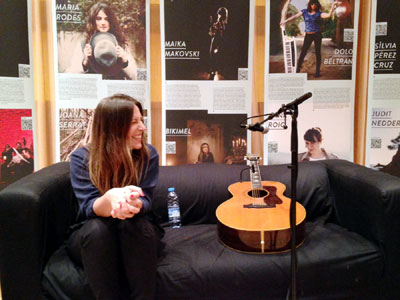 Bikimel davant exposició que la visualitza