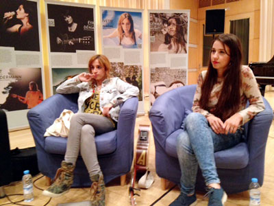 Ivette Nadal i Gemma Humet davant els plafons que les visualitzen