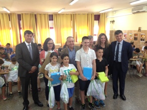El director de l'ACA, Jordi Agustí amb l'alcalde, Antoni Poveda, la directora territorial, Mercè Santmartí, el director d'ATLL Alfredo Gutiérrez, els guardonats i les seves professores El director de l'ACA, Jordi Agustí amb l'alcalde, Antoni Poveda, la directora territorial, Mercè Santmartí, el director d'ATLL Alfredo Gutiérrez, els guardonats i les seves professores