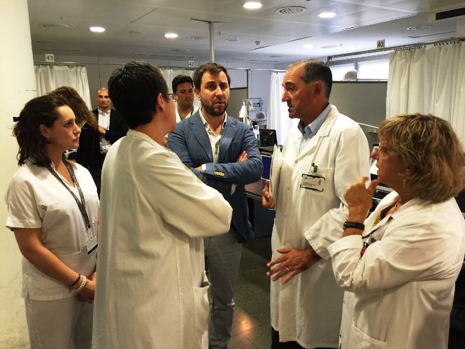 El conseller, en un moment de la seva visita a diversos espais de l'hospital barceloní.