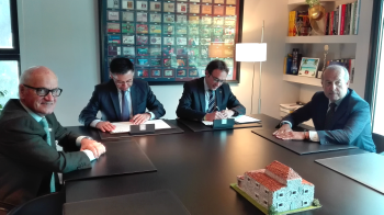 Moment de la signatura del conveni, aquest divendres a les oficines del FC Barcelona. Moment de la signatura del conveni, aquest divendres a les oficines del FC Barcelona.