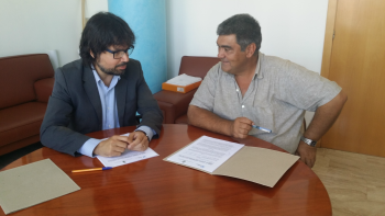 Ricard Font i Joan Castor aquest matí en la signatura del conveni.