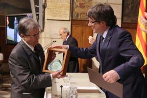 El president lliura el Premi Nacional d'Artesania a Josep Maria Pascual. Autor: Rubén Moreno