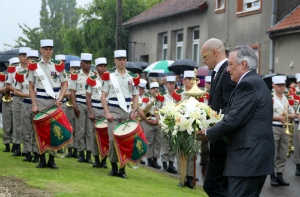 Floral offering by Minister Romeva and Martí Anglada at Belloy-en-Santerre 