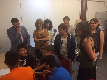 La consellera de Treball, Afers Socials i Famílies, Dolors Bassa, durant la visita a la seu de la Fundació Escola Sant Vicenç Paül