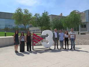 Els becaris amb la directora general de Joventut i el director de TV3