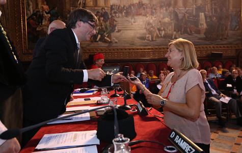El president Puigdemont lliura una de les distincions Jaume Vicens Vives (Autor: Jordi Bedmar) El president Puigdemont lliura una de les distincions Jaume Vicens Vives (Autor: Jordi Bedmar)