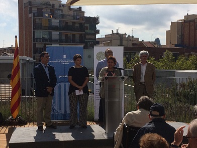La consellera Dolors Bassa amb la tercera tinent d'alcalde de l'Ajuntament de Barcelona, Laia Ortiz, durant la inauguració de la Residència Alchemika
