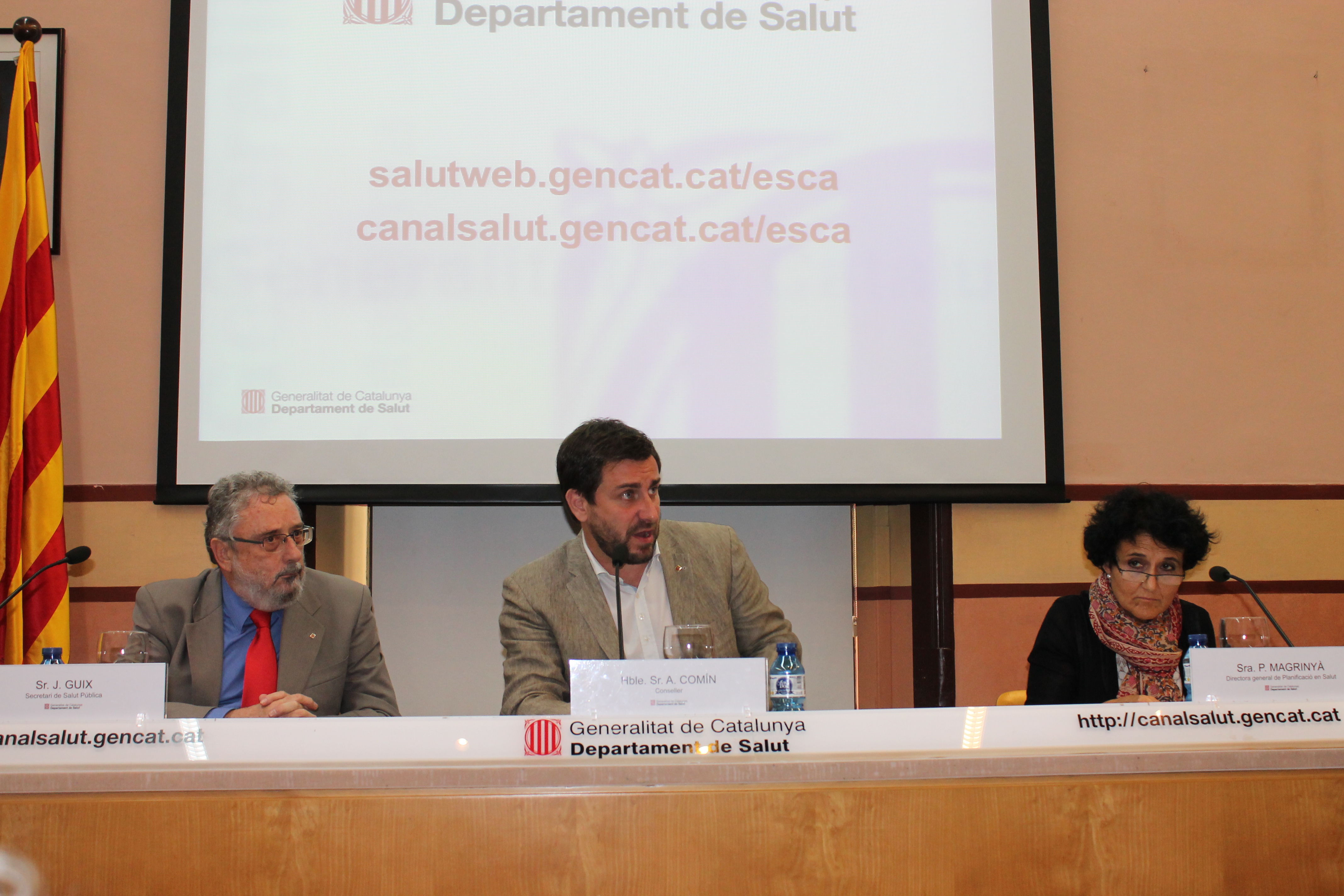 El conseller Antoni Comín, acompanyat de Joan Guix i Pilar Magrinyà, en la roda de premsa de presentació de l'ESCA 2015