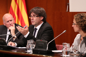 El president acompanyat de la consellera d'Ensenyament i del president del CEC. Autor: Jordi Bedmar