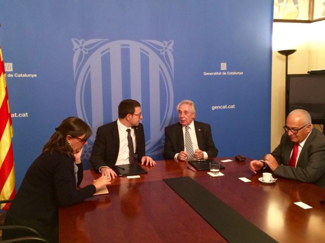 Moment que recull la signatura de l'acord de col·laboració Moment que recull la signatura de l'acord de col·laboració