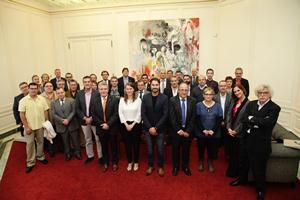 La consellera Meritxell Serret amb els mestres artesans premiats