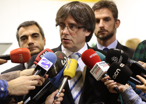 El president Puigdemont atenent els mitjans de comunicació