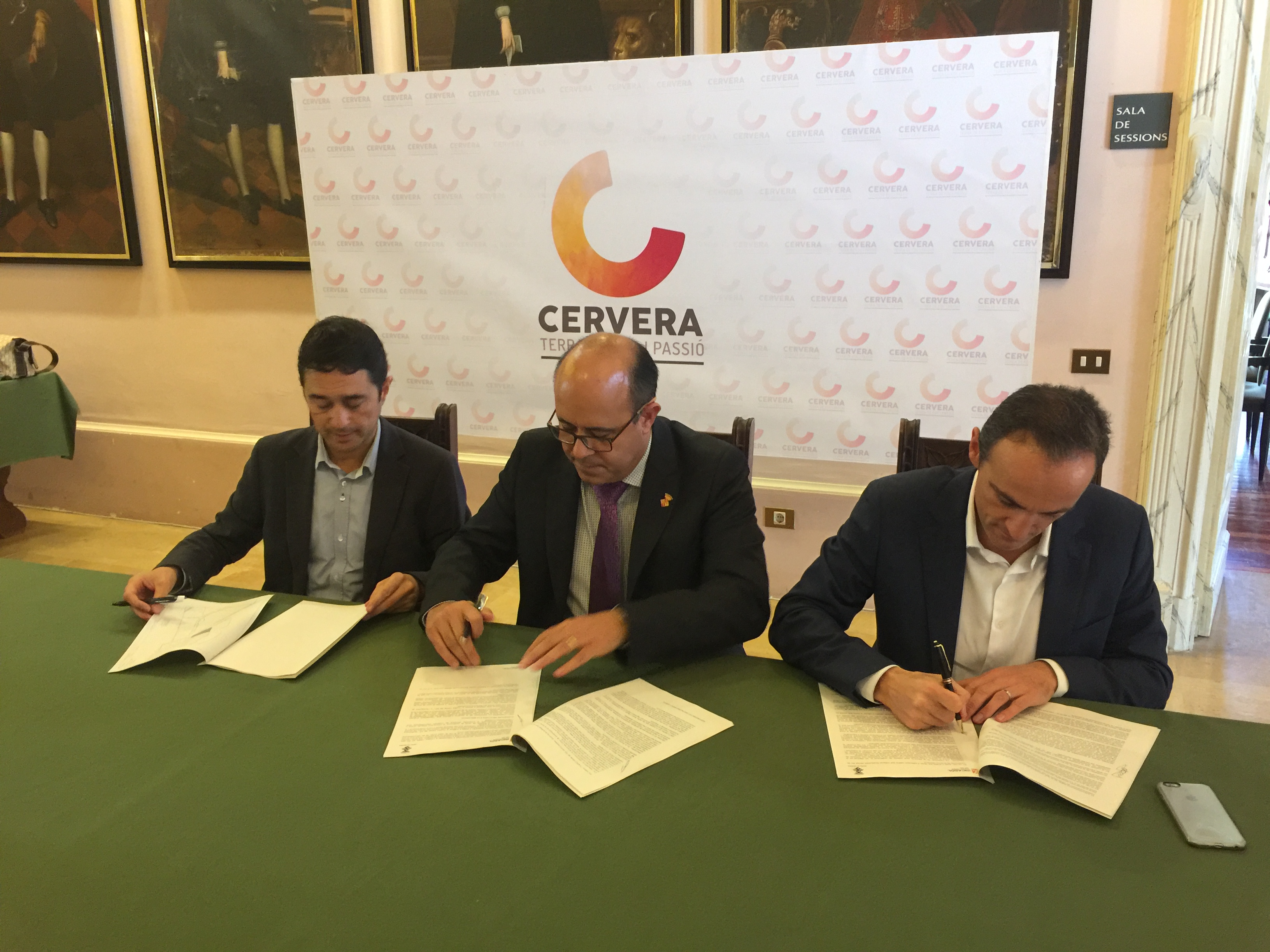 D'esquerra a dreta: Damia Calvet, director de l'INCASÒL, Ramon Royes, alcalde de Cervera, i David Coleón, representant d'SPF Diana España.