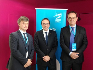 El conseller Josep Rull amb Luis Castilla, amb Luis Castilla i Alfredo Gutiérrez, president i director d'ATLL, respectivament.