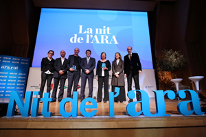 El president i la directora de l'Ara amb els premiats de la nit. Autor: Rubén Moreno
