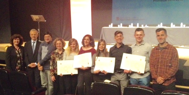 Alumnat de l'Institut Mare de Déu de la Candelera de l'Ametlla de Mar reben el certificat Batxibac de mans de la consellera d'Ensenyament, Meritxell Ruiz