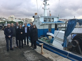 La consellera Meritxell Serret amb membres de la Confraria de Tarragona