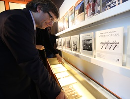 El president Puigdemont, en un moment de la visita a la mostra. Autor: Jordi Bedmar