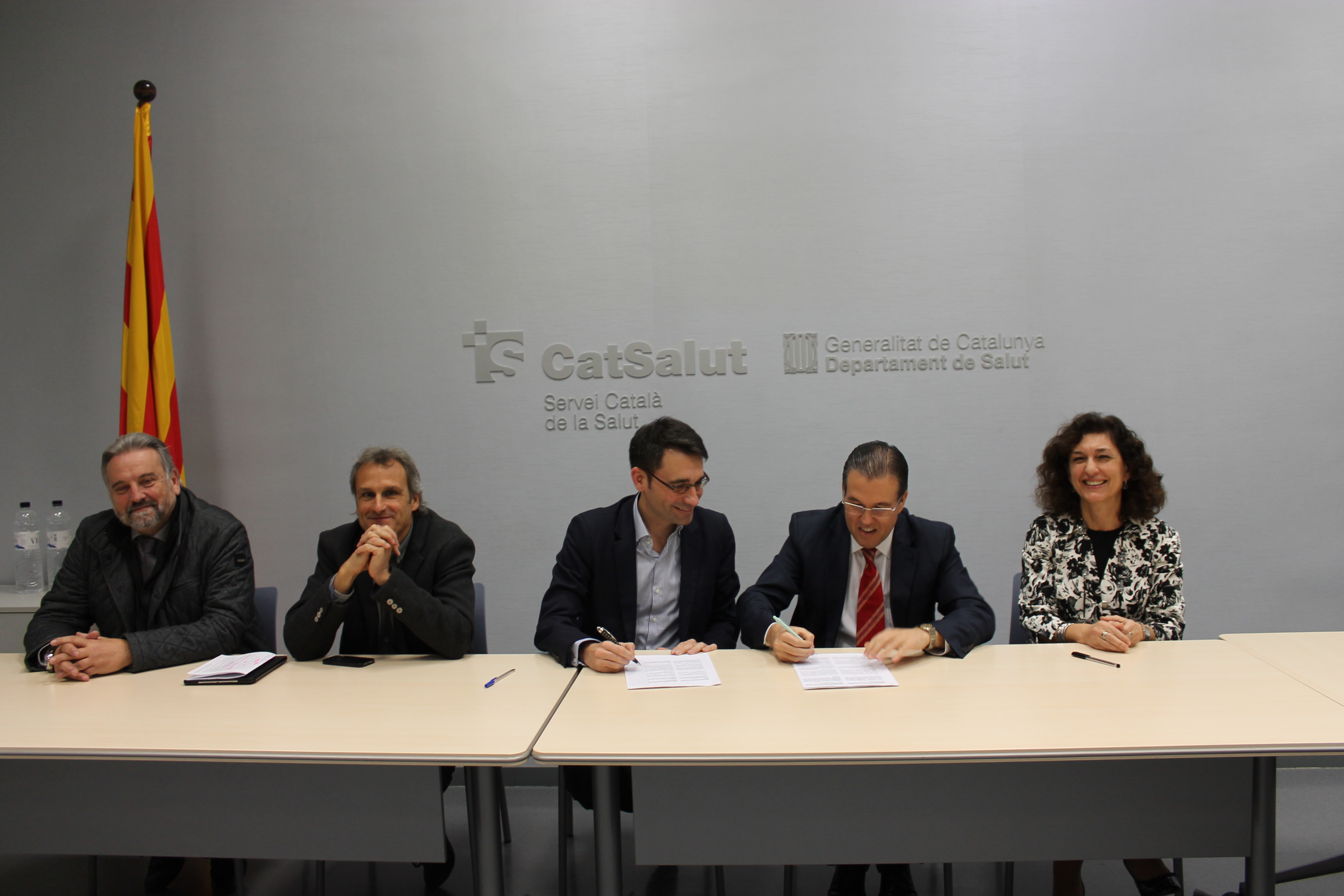 El director del Servei Catlà de la Salut signant el conveni 