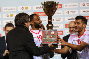 El president Puigdemont amb la selecció nacional de Tunísia El president Puigdemont amb la selecció nacional de Tunísia