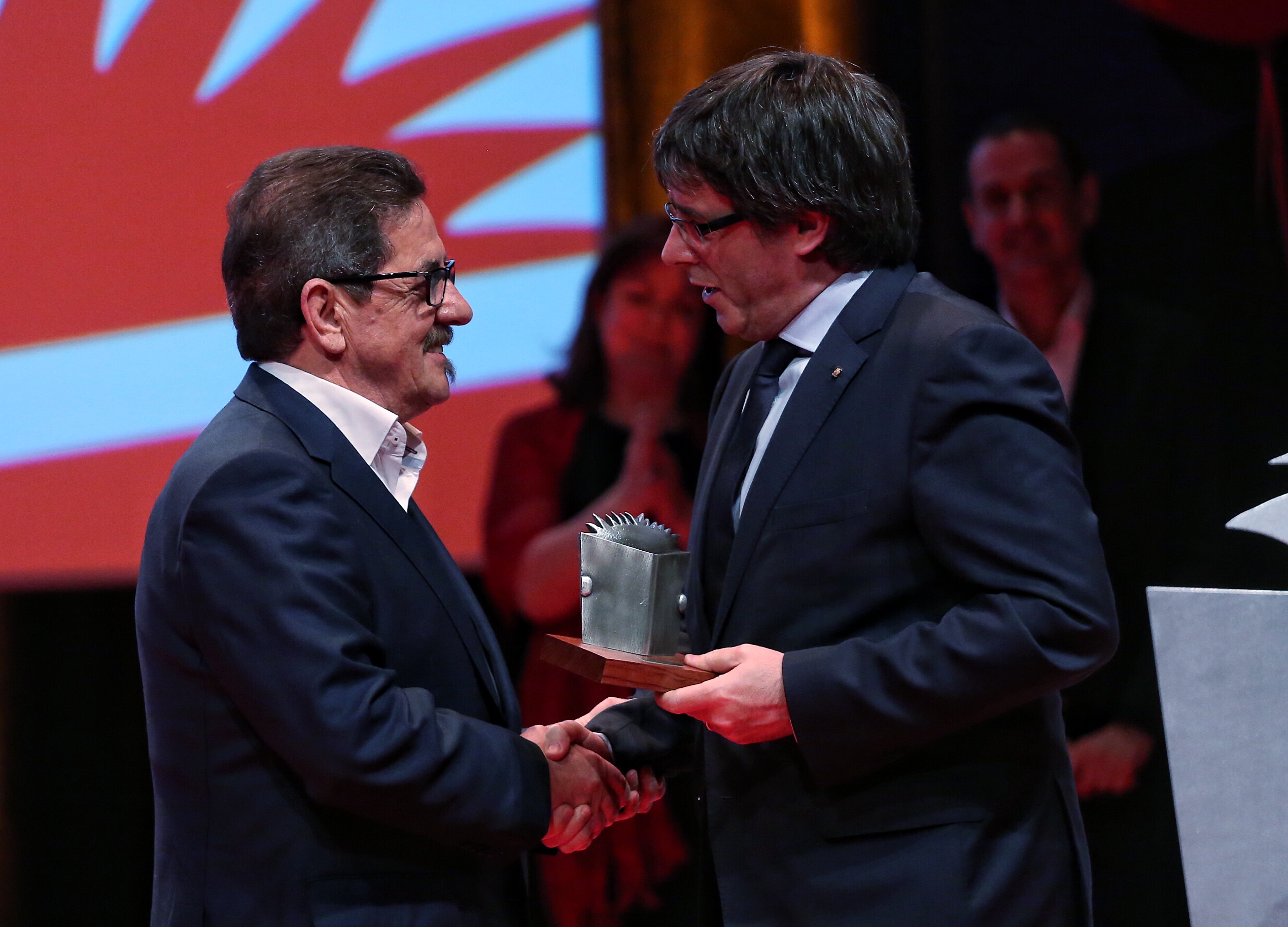 El president lliura el Premi Edebé de literatura juvenil a l'escriptor Francisco Diaz Valladares. Autor: Jordi Bedmar