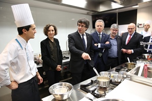El president Puigdemont, acompanyat del conseller Baiget, durant la visita a les noves instal·lacions. Autor: Jordi Bedmar
