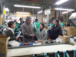 El delegat del Govern amb les responsables de Càritas i Ecosol