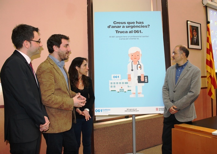 David Elvira, el conseller Antoni Comín, Susanna Guillemas i Miquel Ventosa, avui amb un dels cartells de la campanya. 