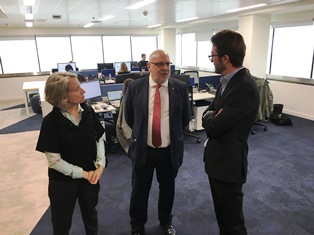 El conseller visitant les instal·lacions