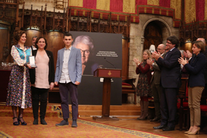 La filla i el nét de Muriel Casals rebent la medalla. Autor: Rubén Moreno