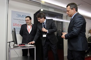 El president Puigdemont ha premut la tecla que ha donat pas a la prova de connectivitat 5G. Autor: Rubén Moreno