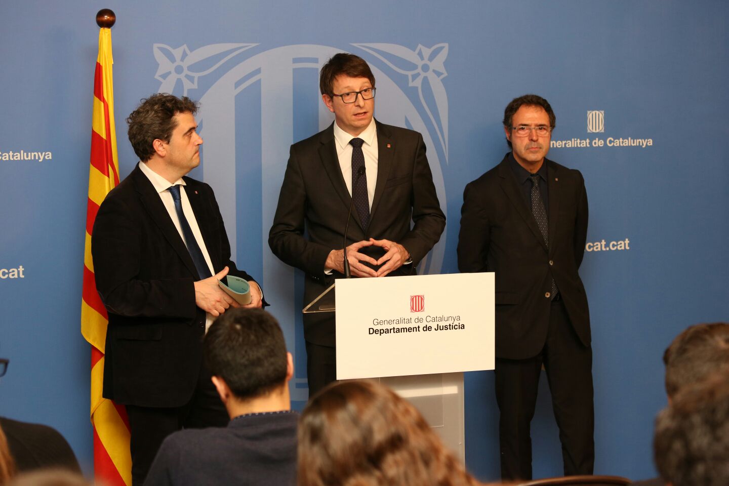 El conseller Mundó, amb el secretari general del Departament, Adrià Comella, i el director general de Serveis Penitenciaris, Amand Calderó