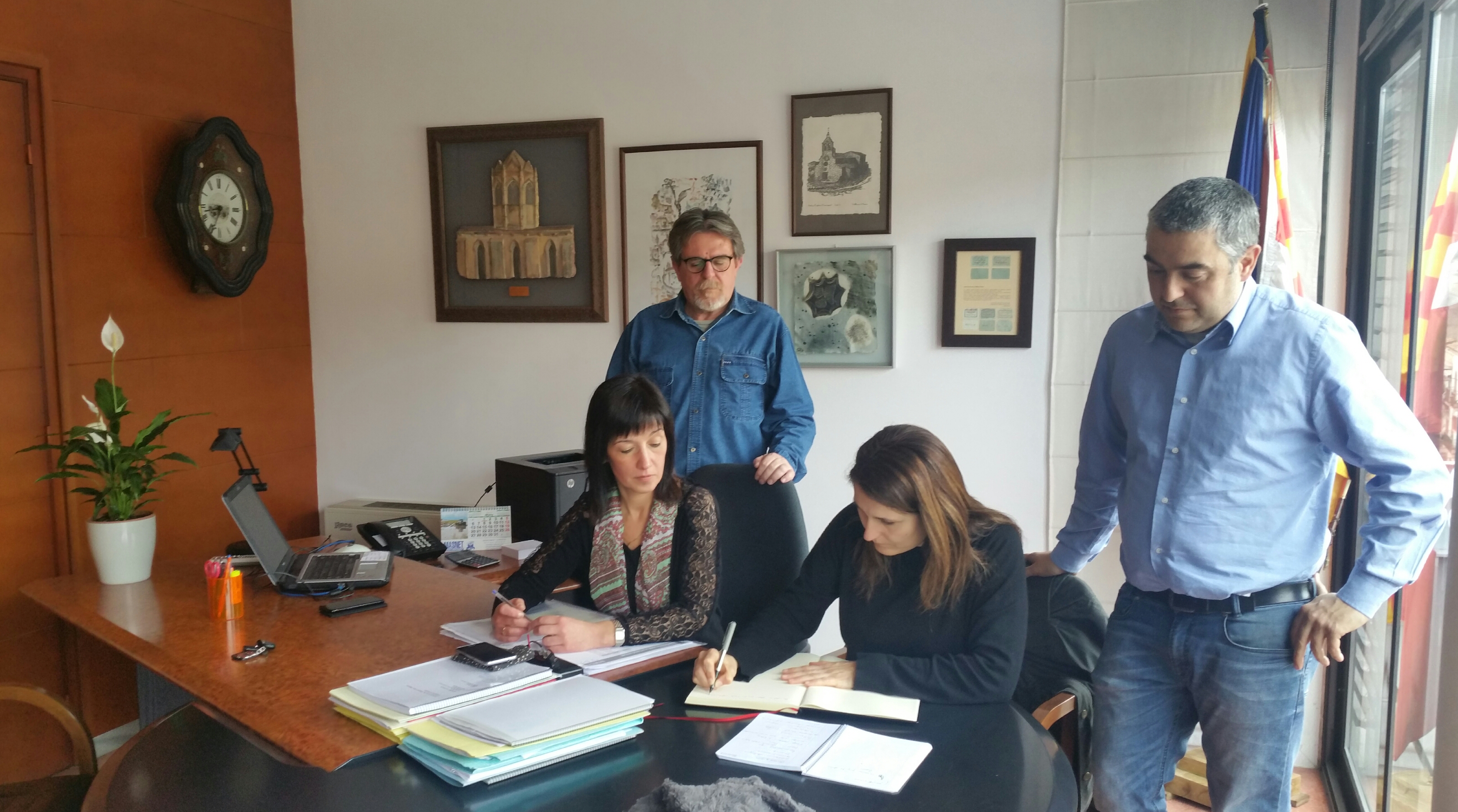 La delegada del Govern, Laura Vilagrà, signa al Llibre d'Honor de l'Ajuntament de Vallbona d'Anoia