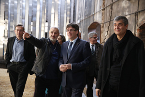 El president visitant l'estudi d'arquitectura RCR per felicitar els seus membres, Rafael Aranda, Carme Pigem i Ramon Vilalta, guanyadors del premi Pritzker