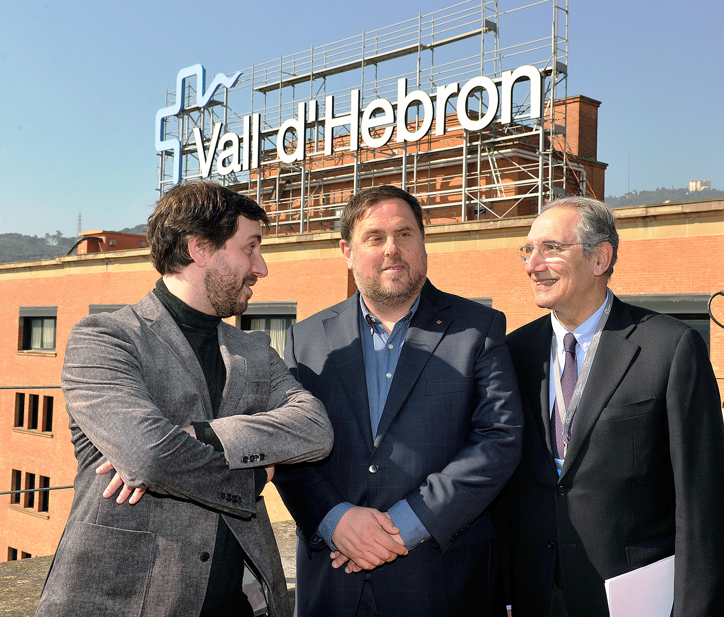El conseller Comín, el vicepresident Junqueras i el gerent de Vall d'Hebron, Martínez Ibáñez, aquest matí al terrat de l'hospital. El conseller Comín, el vicepresident Junqueras i el gerent de Vall d'Hebron, Martínez Ibáñez, aquest matí al terrat de l'hospital.
