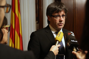 El president Puigdemont atenent els mitjans. Autor: Jordi Bedmar