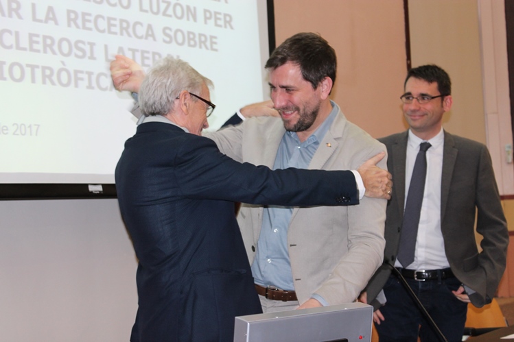 Salutació entre el conseller de Salut, Antoni Comín, i el senyor Francisco Luzón.
