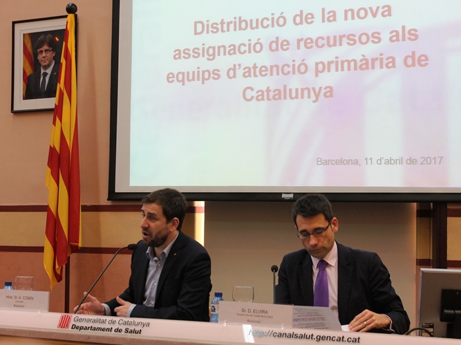 El conseller Comín, acompanyat pel director del Servei Català de la Salut, David Elvira, aquesta tarda en roda de premsa.