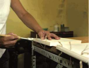 Imatge d'una demostració d'enquadernació artesanal Imatge d'una demostració d'enquadernació artesanal